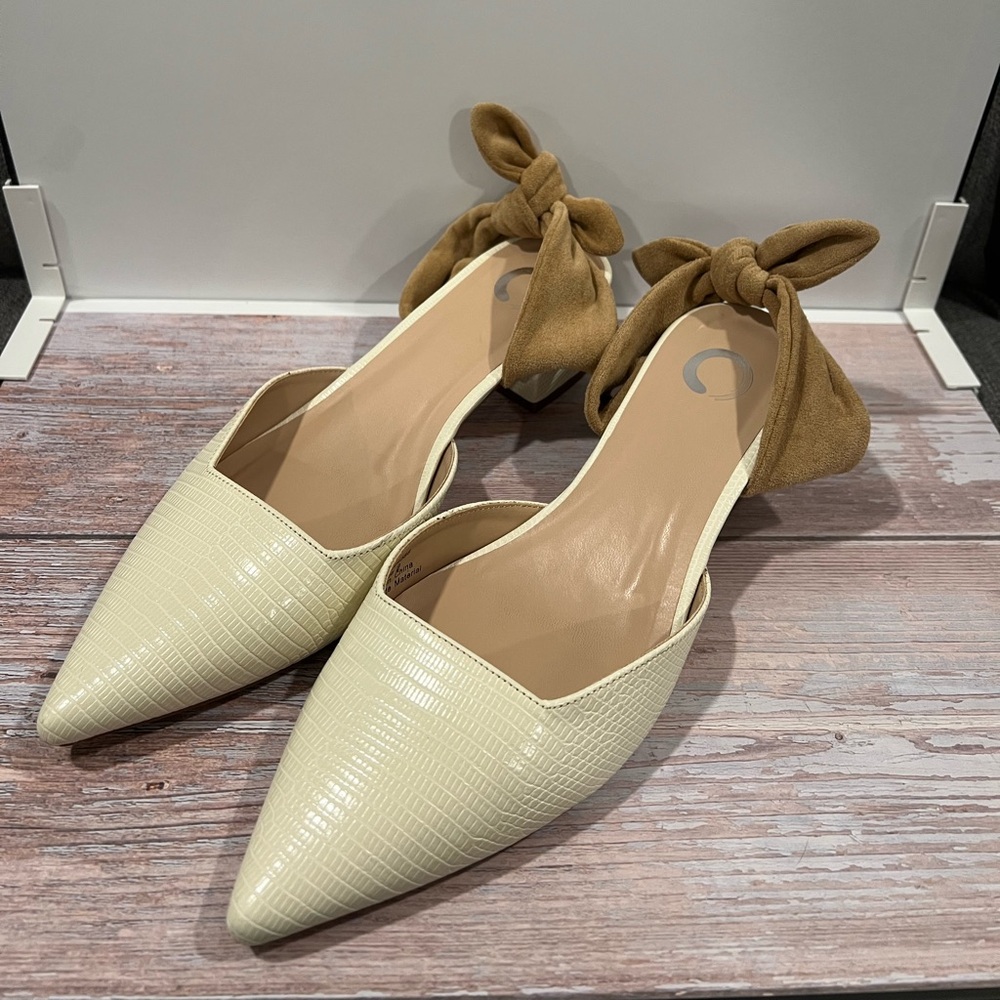 Journee Collection Women Melora Pointed Toe Off White Low Mule Heels Size US 9